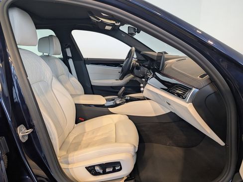 Used 2021 BMW M550i xDrive w/ Dynamic Handling Package image 30