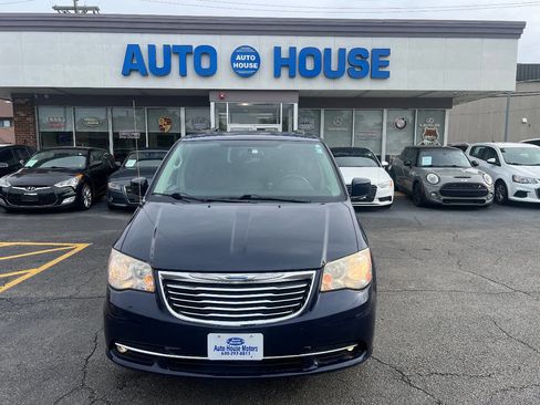 Used 2015 Chrysler Town & Country Touring w/ Driver Convenience Group FWD image 2