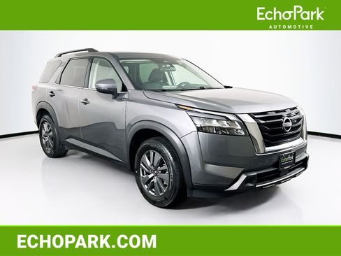 Used 2025 Nissan Pathfinder SV image 1