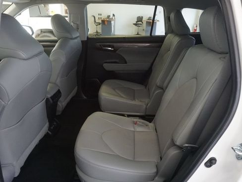 Used 2023 Toyota Highlander Limited AWD/4WD image 23