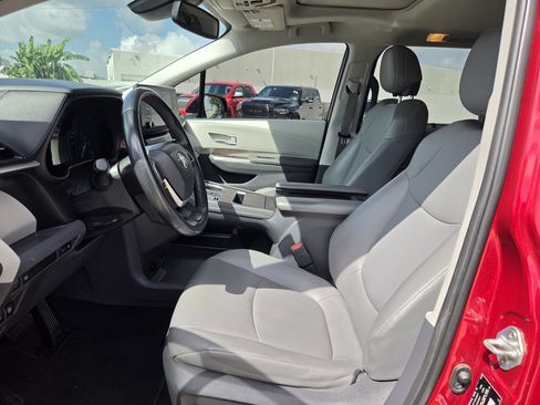Used 2021 Toyota Sienna XLE FWD image 27
