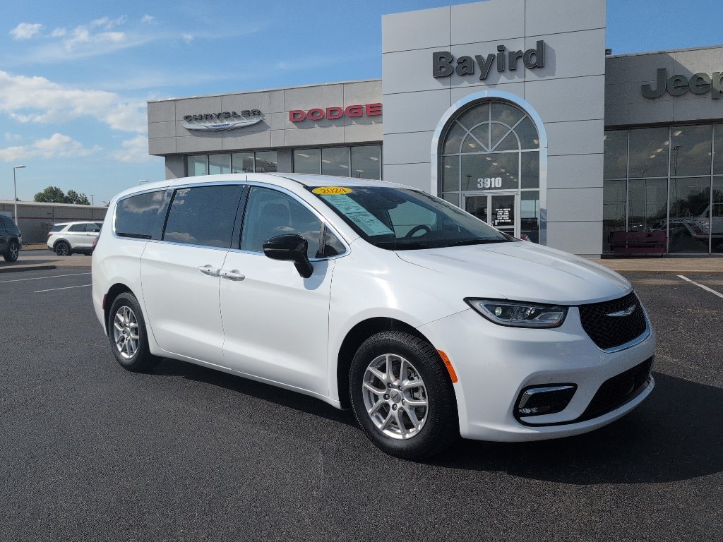 Used 2024 Chrysler Pacifica Touring-L FWD image 1
