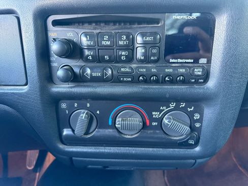 Used 2001 Chevrolet S10 Pickup LS image 15