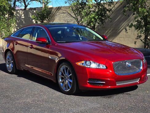 Used 2012 Jaguar XJ image 2