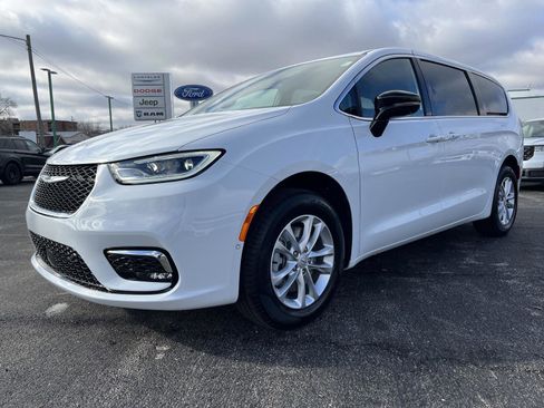 New 2026 Chrysler Pacifica Select image 10