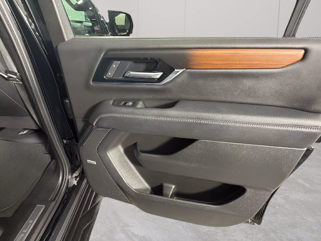 Used 2025 GMC Yukon XL Denali AWD/4WD image 37
