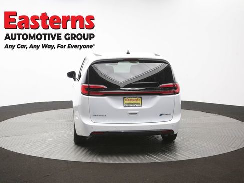 Used 2023 Chrysler Pacifica Touring-L FWD image 40