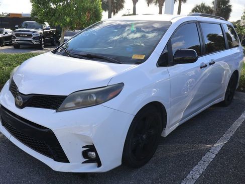Used 2020 Toyota Sienna SE w/ Nightshade Edition image 2