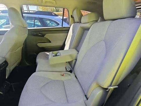 Used 2022 Toyota Highlander LE image 5