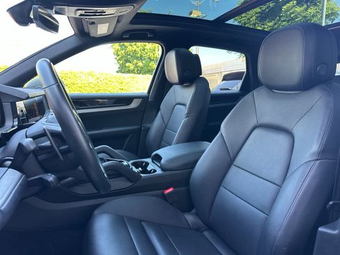 Certified 2025 Porsche Cayenne AWD/4WD image 5