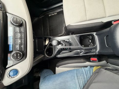 Used 2018 Toyota RAV4 LE image 23