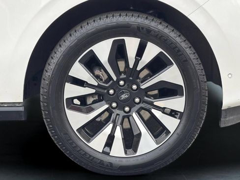 Certified 2025 Ford Expedition Max Platinum w/ Driver's Package AWD/4WD image 33