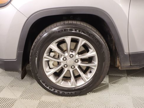 Used 2019 Jeep Cherokee Latitude Plus w/ Comfort/Convenience Group image 16