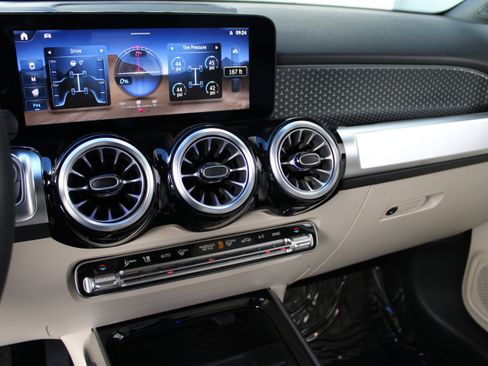 Used 2025 Mercedes-Benz GLB 250 4MATIC image 19