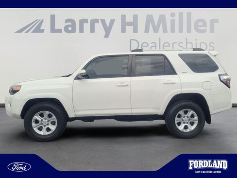 Used 2023 Toyota 4Runner SR5 Premium w/ SR5 Premium Package AWD/4WD image 2