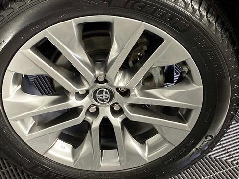 Used 2019 Toyota RAV4 XLE Premium image 30