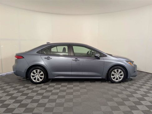 Used 2025 Toyota Corolla LE FWD image 5