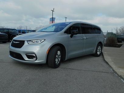 New 2026 Chrysler Pacifica Select