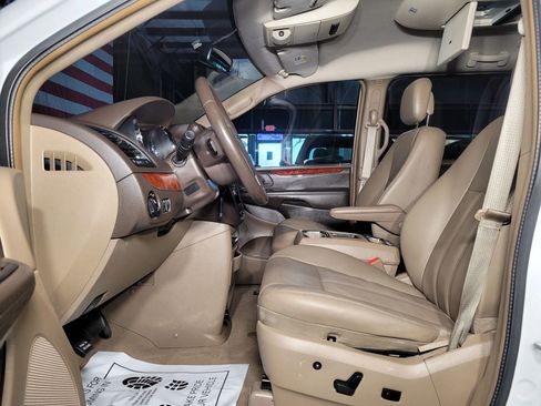 Used 2016 Chrysler Town & Country Touring image 17