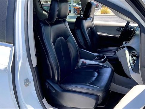 Used 2023 Chrysler Pacifica Touring-L FWD image 6