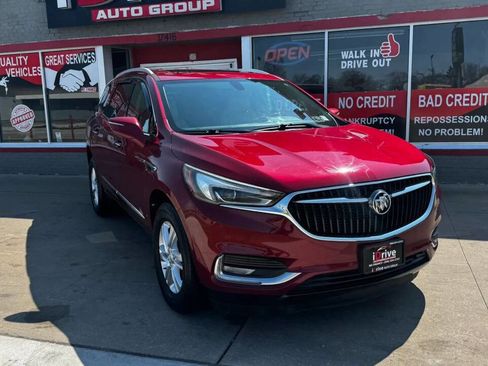 Used 2018 Buick Enclave Essence image 2