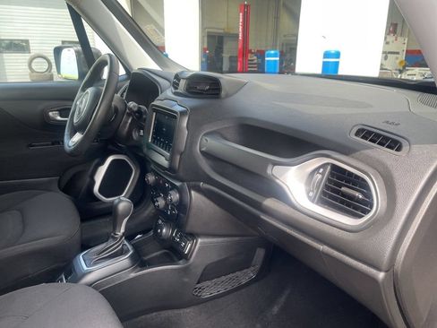 Used 2019 Jeep Renegade Latitude AWD/4WD image 24