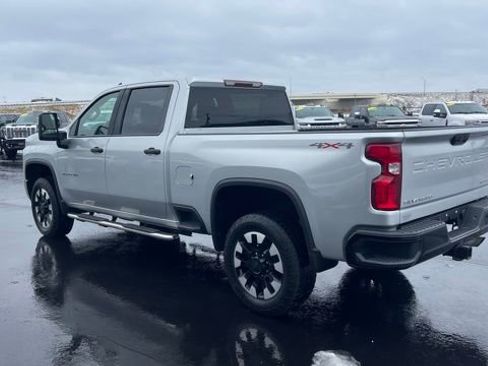Used 2020 Chevrolet Silverado 2500 Custom w/ Custom Value Package image 3