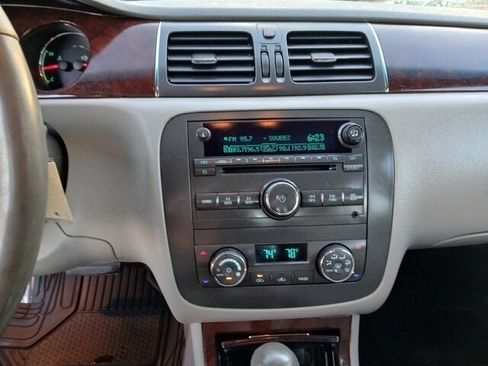 Used 2010 Buick Lucerne CXL image 17