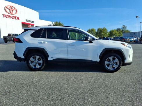 Used 2025 Toyota RAV4 LE AWD/4WD image 3