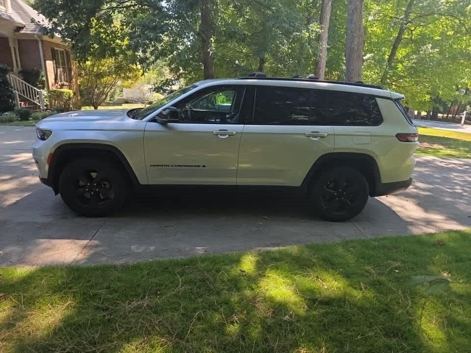 Used 2023 Jeep Grand Cherokee L Limited w/ Black Appearance Package AWD/4WD image 4