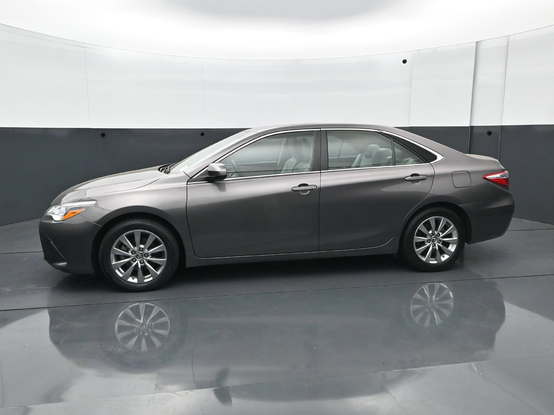 Used 2015 Toyota Camry XLE FWD image 3