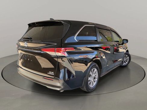 Used 2021 Toyota Sienna FWD image 4