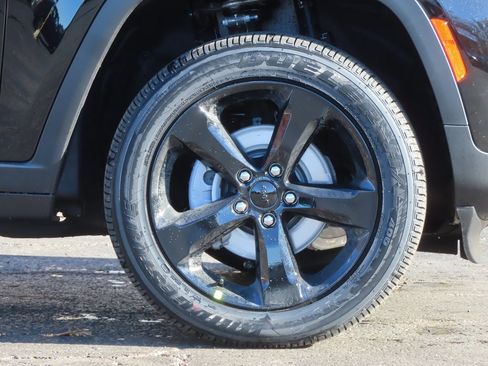 New 2025 Jeep Grand Cherokee Altitude image 14