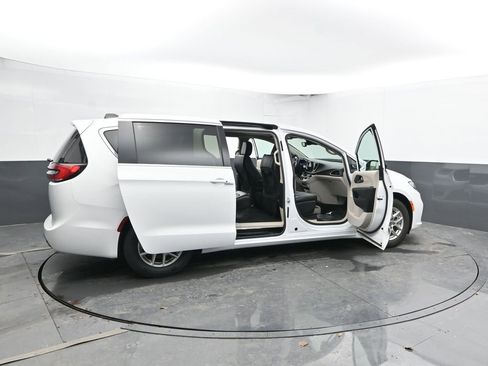 Used 2024 Chrysler Pacifica Touring-L image 62