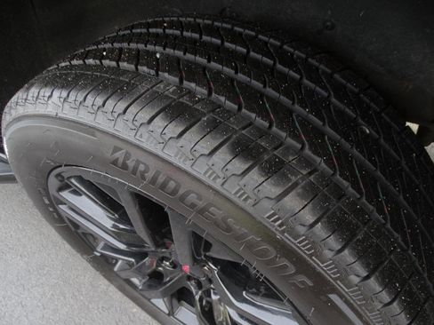 Used 2023 GMC Yukon XL SLT image 7