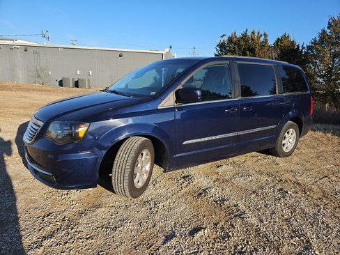 Used 2013 Chrysler Town & Country Touring image 8