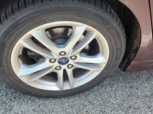 Used 2018 Ford Fusion SE w/ Fusion SE Technology Package FWD image 3