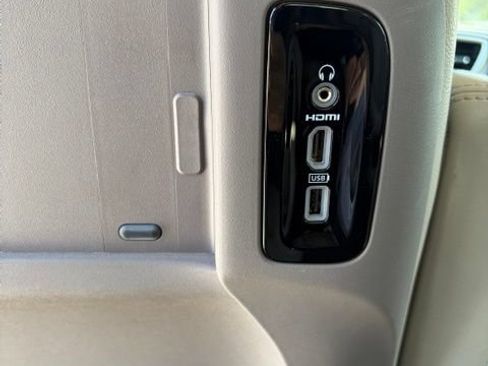 Used 2020 Chrysler Pacifica Touring-L Plus w/ Advanced Safetytec Group FWD image 22