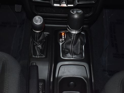 Used 2023 Jeep Wrangler Unlimited Sahara AWD/4WD image 22