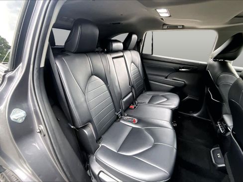 Used 2021 Toyota Highlander XLE AWD/4WD image 21