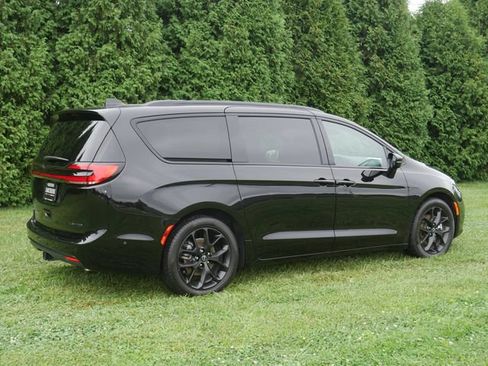 Used 2025 Chrysler Pacifica Limited w/ Trailer Tow Group FWD image 12