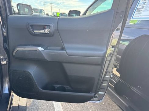 Used 2021 Toyota Tacoma TRD Off-Road w/ Technology Package AWD/4WD image 15
