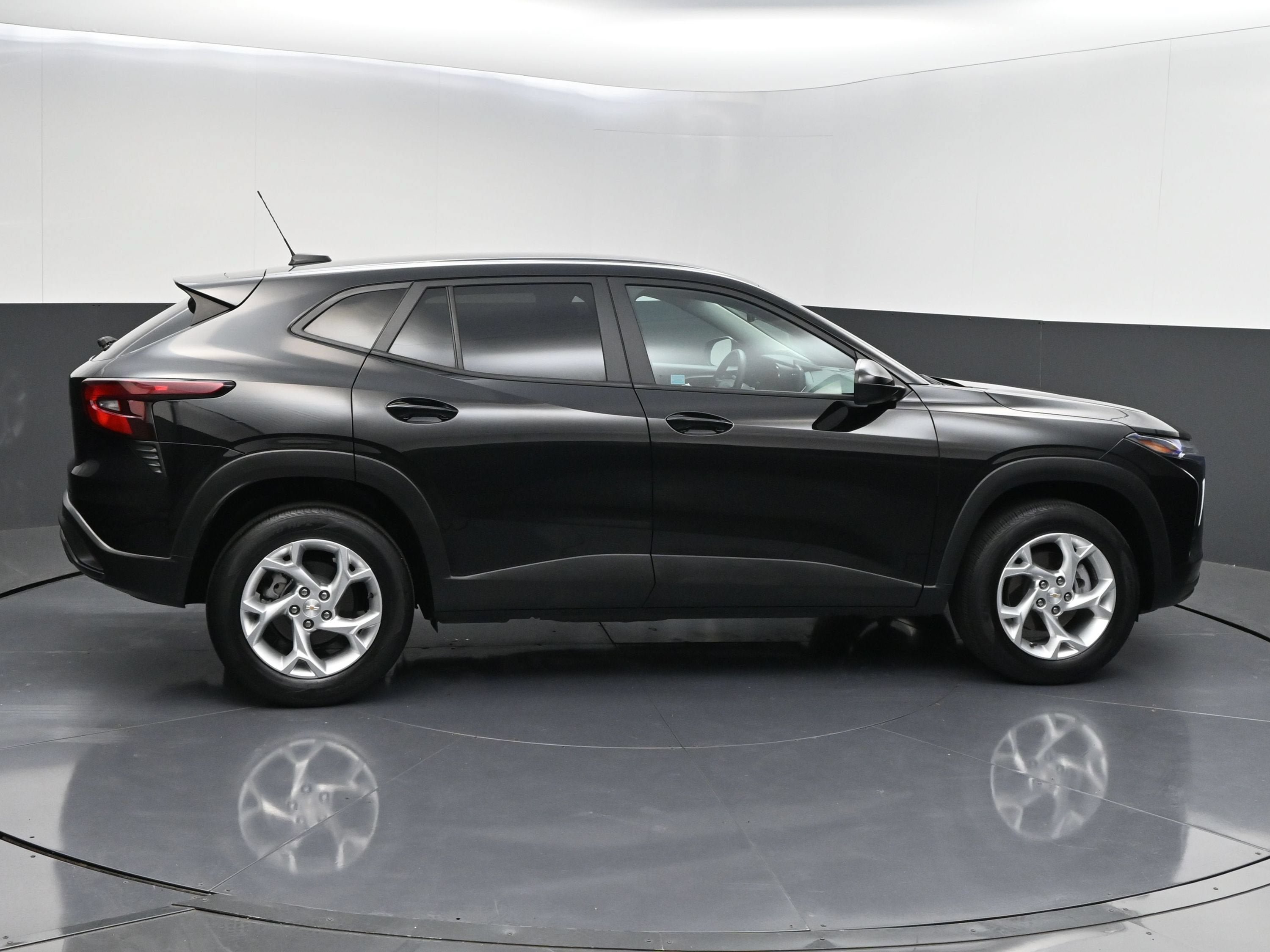 Certified 2025 Chevrolet Trax LS w/ LS Convenience Package FWD image 9