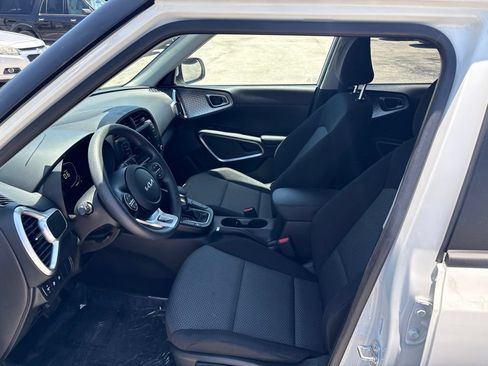 Used 2025 Kia Soul LX w/ LX Technology Package FWD image 8