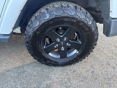 Used 2012 Jeep Wrangler Unlimited Sahara image 25