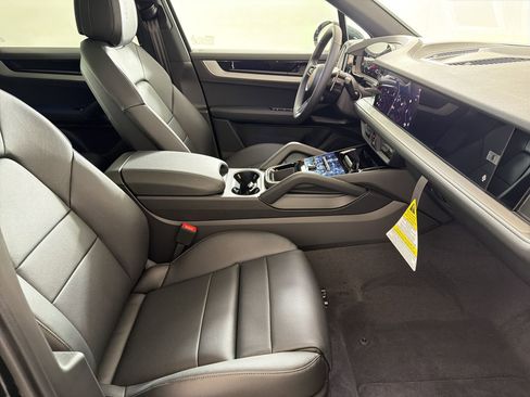Used 2026 Porsche Cayenne image 34