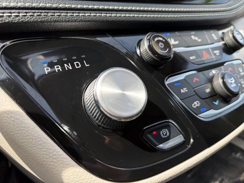 Used 2023 Chrysler Pacifica Touring-L FWD image 22