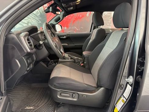 Used 2021 Toyota Tacoma TRD Off-Road w/ Technology Package AWD/4WD image 11