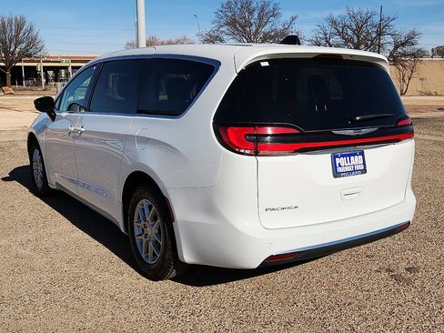Used 2024 Chrysler Pacifica Touring-L image 2