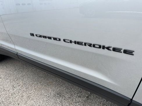 Used 2025 Jeep Grand Cherokee Altitude image 14